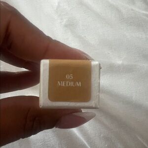 HUDA BEAUTY GloWish Bright Light Sheer Concealer in medium